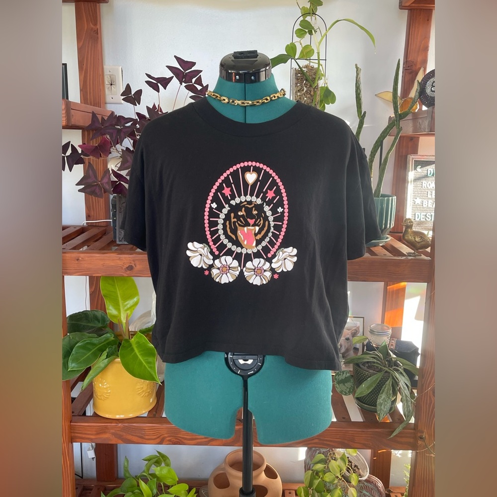 Black cropped tee.